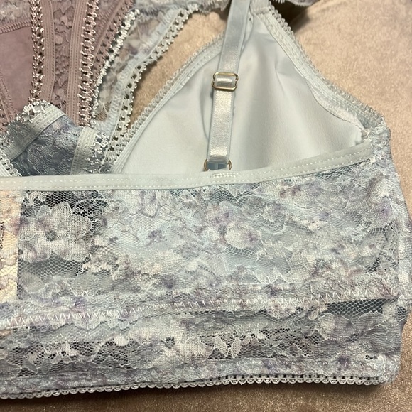 Jessica Simpson brand three-piece set, bralette and two lace thongs - Picture 6 of 11